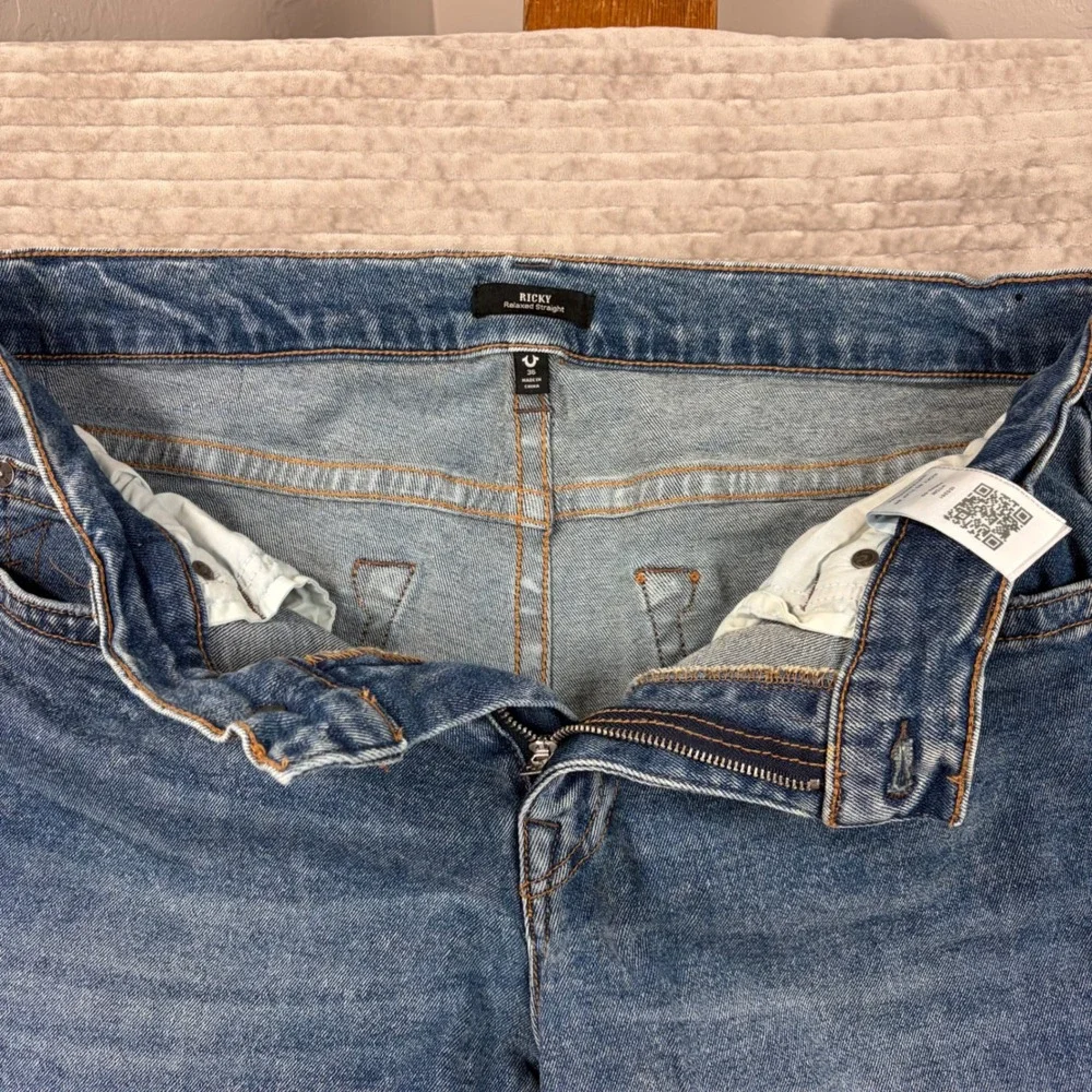 True Religion Ricky Relaxed Straight Jeans Medium Wash Blue‎ Mens 36 105251